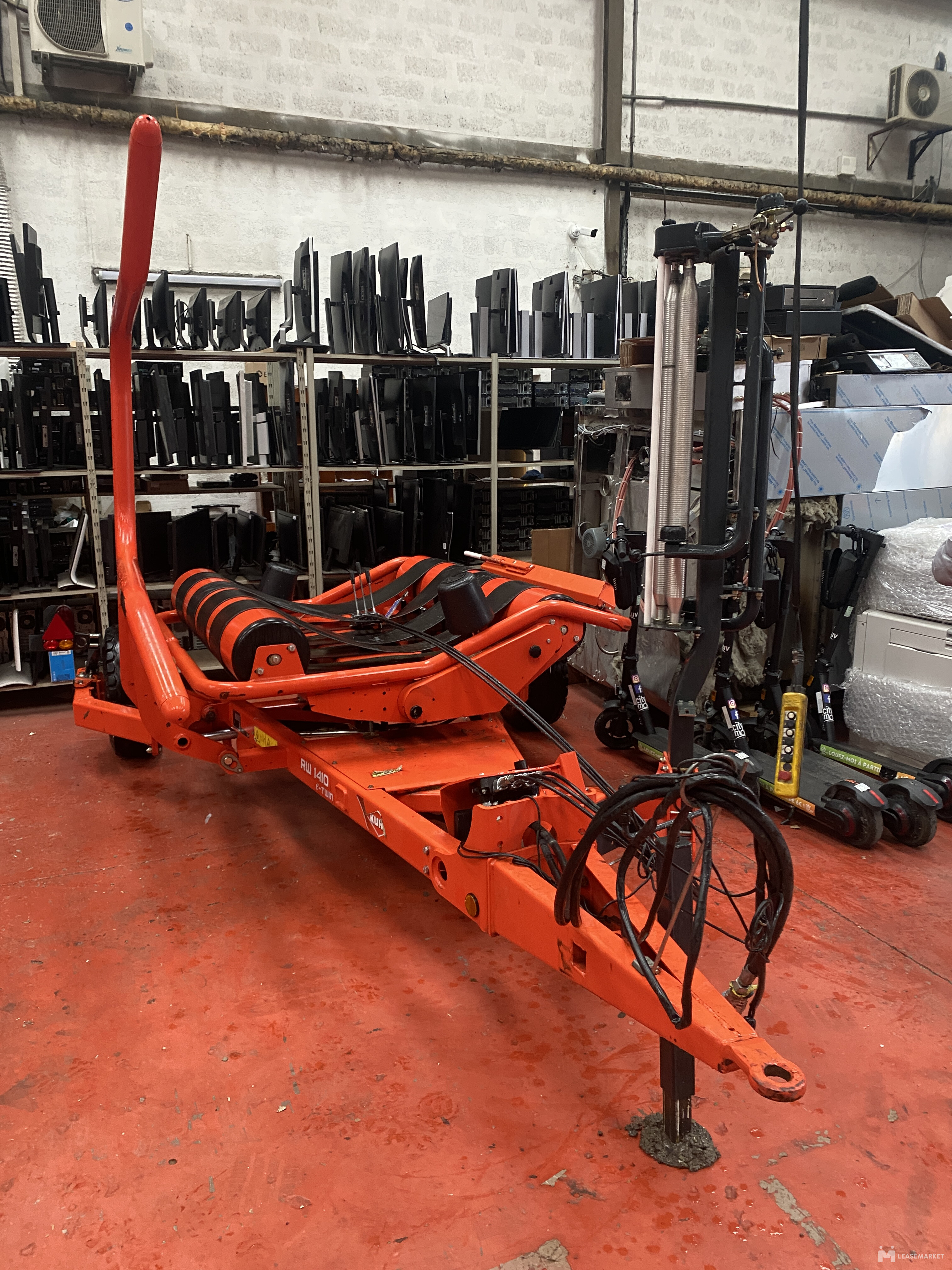 ENRUBANNEUSE AUTO-CHARGEUSE KUHN RW1410 E-TWIN