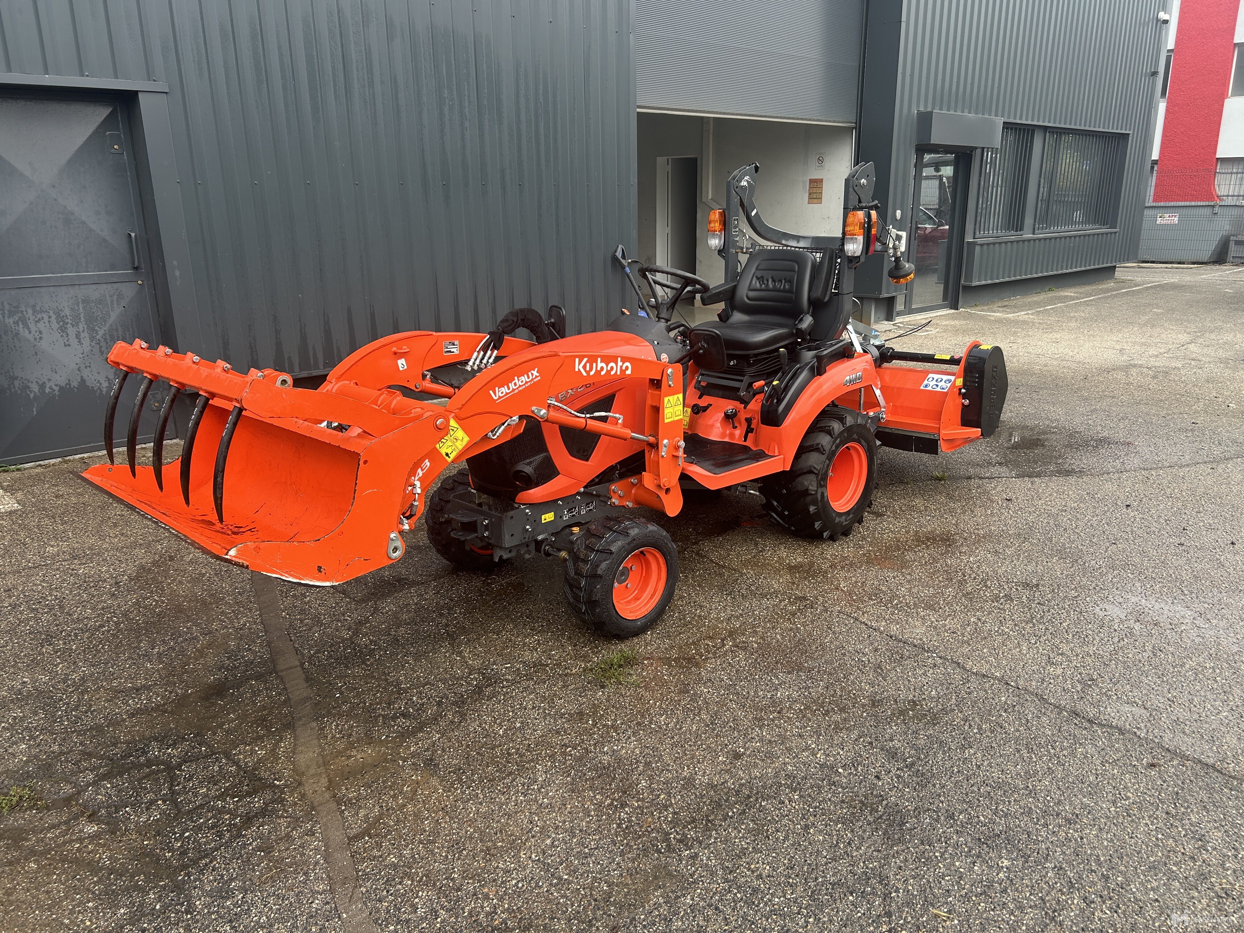 MINI-TRACTEUR KUBOTA BX261 AVEC BROYEUR PUMA1200 ET CHARGEUR